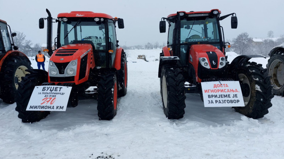 "Dosta ignorisanja, vreme je za razgovor": Mlekari u Republici Srpskoj vožnjom traktora iskazali nezadovoljstvo