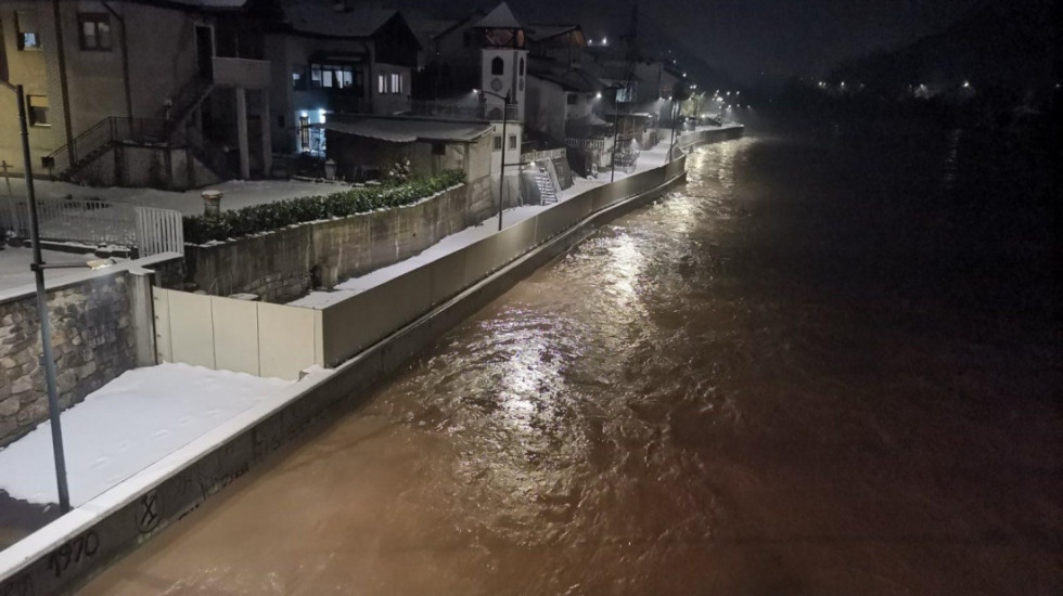 (FOTO) Vanredna situacija oko Prijepolja: Uvedena odbrana od poplava zbog porasta vodostaja Lima