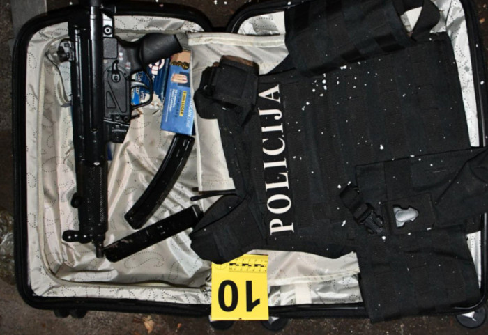 (FOTO) Otkriven arsenal oružja u Beogradu: Kod uhapšenog (43) pronađena lažna policijska legitimacija, snajper, mina