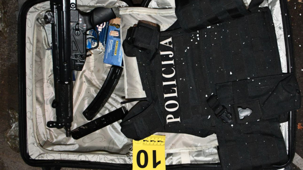 (FOTO) Otkriven arsenal oružja u Beogradu: Kod uhapšenog (42) pronađena i lažna policijska legitimacija