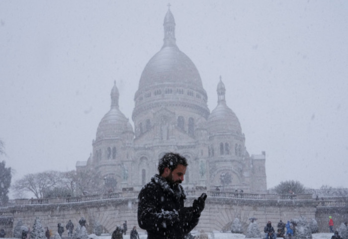 (FOTO) Sneg i led paralizovali Evropu: Najmanje pet stradalih u Francuskoj, otkazano na stotine letova