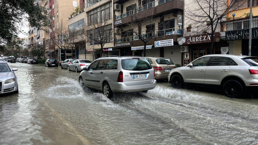(VIDEO) Velike poplave u Albaniji: Padavine u celoj državi, u nekim mestima nestala struja