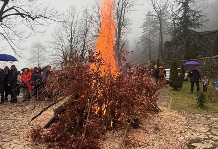 (FOTO/VIDEO) Nalaganje badnjaka pred Cetinjskim manastirom: Mitropolit Joanikije uputio božićnu poruku vernicima