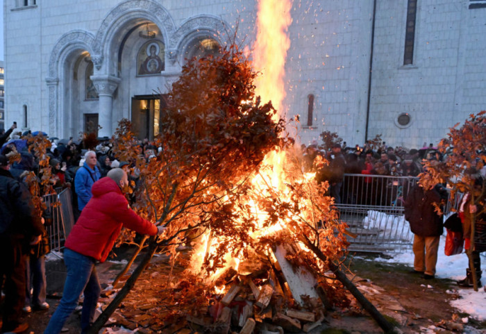 (FOTO) Zapaljen badnjak ispred Hrama Svetog Save, pravoslavni vernici slave Badnje veče
