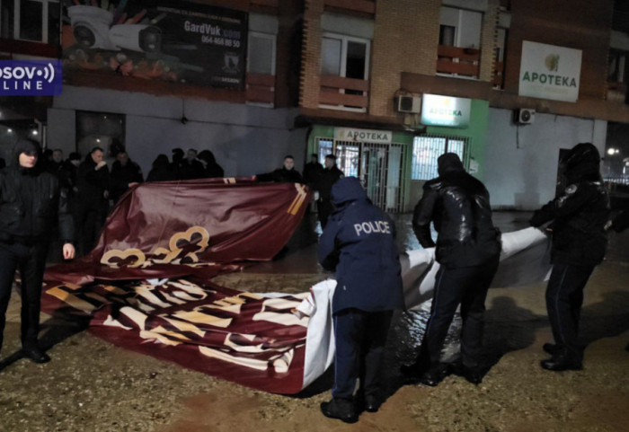 (FOTO) Kosovska policija zabranila u Severnoj Mitrovici transparent "Mir božji, Hristos se rodi"