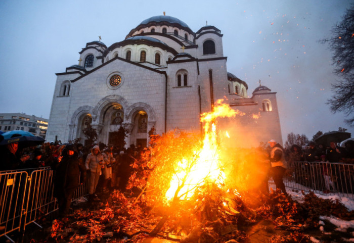 (FOTO) Zapaljen badnjak ispred Hrama Svetog Save, pravoslavni vernici slave Badnje veče