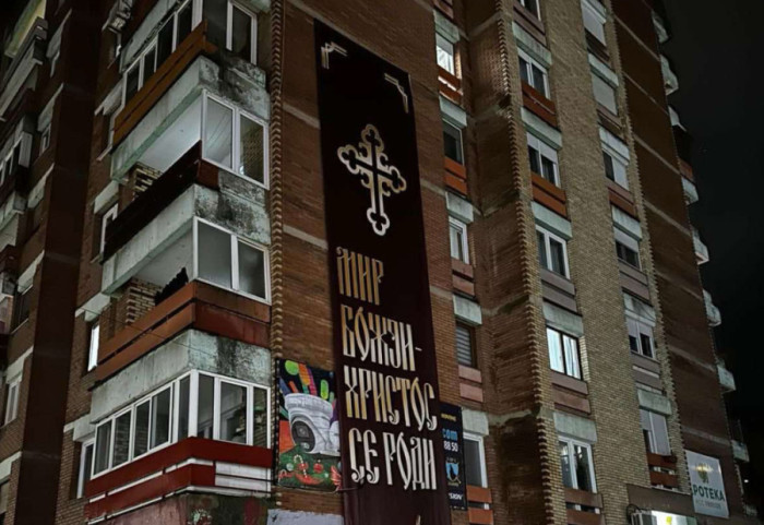 (FOTO) Kosovska policija u Severnoj Mitrovici zabranila, pa vratila transparent "Mir božji, Hristos se rodi"