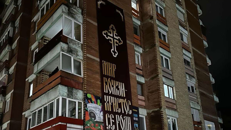 (FOTO) Kosovska policija u Severnoj Mitrovici zabranila, pa vratila transparent "Mir božji, Hristos se rodi"