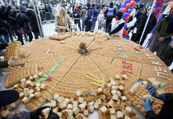 (FOTO) Veliki broj građana prisustvovao lomljenju česnice ispred Hrama Svetog Save