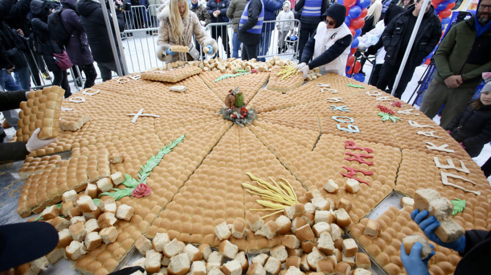 (FOTO) Veliki broj građana prisustvovao lomljenju česnice ispred Hrama Svetog Save