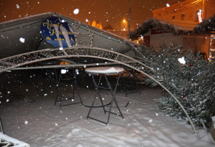 (FOTO) Urušio se adventski šator u Križevcima pod teretom snega, nema povređenih