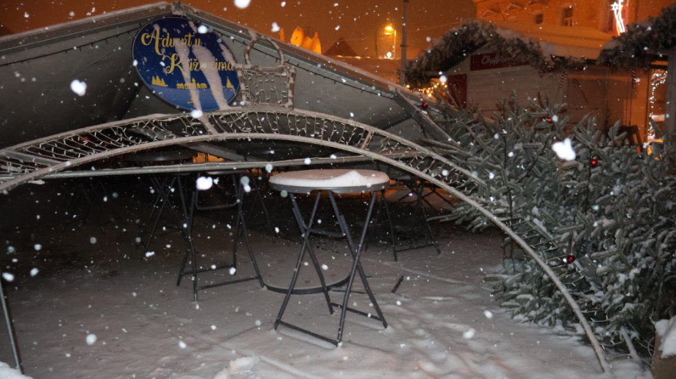 (FOTO) Urušio se adventski šator u Križevcima pod teretom snega, nema povređenih