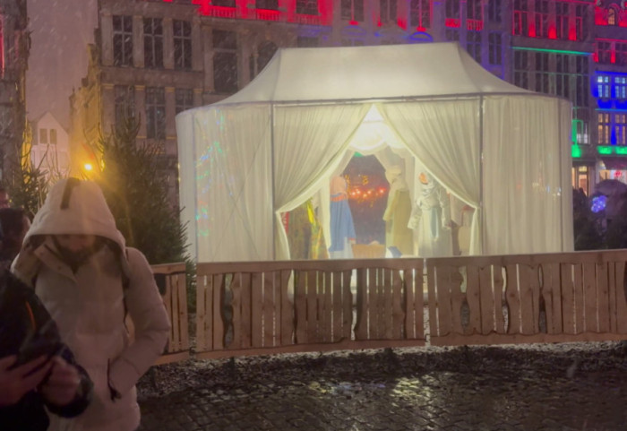 Moderne božićne jaslice izazvale buru u Briselu: Građani peticijom protiv krpenih lutki bez lica