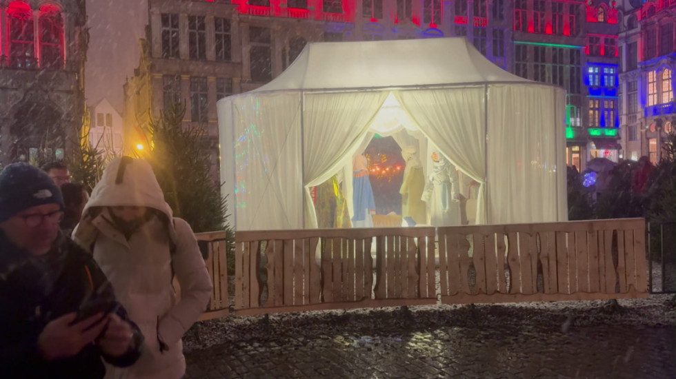 Moderne božićne jaslice izazvale buru u Briselu: Građani peticijom protiv krpenih lutki bez lica