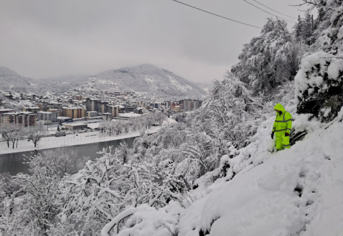 Novi talas snežnih padavina: Delovi Mačvanskog i Kolubarskog okruga bez struje, vanredna odbrana od poplava na Drini
