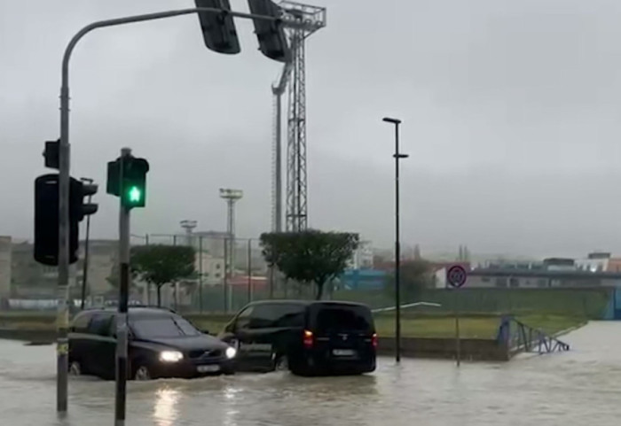 Intenzivne padavine u Albaniji u poslednjih 48 sati: Izlile se reke, stvorila klizišta, ljudi evakuisani iz domova