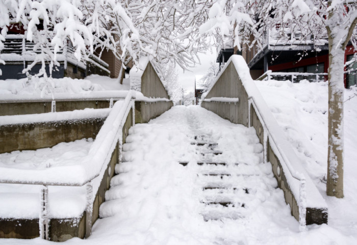Kako očistiti led sa spoljašnjih stepenica i prilaza kući