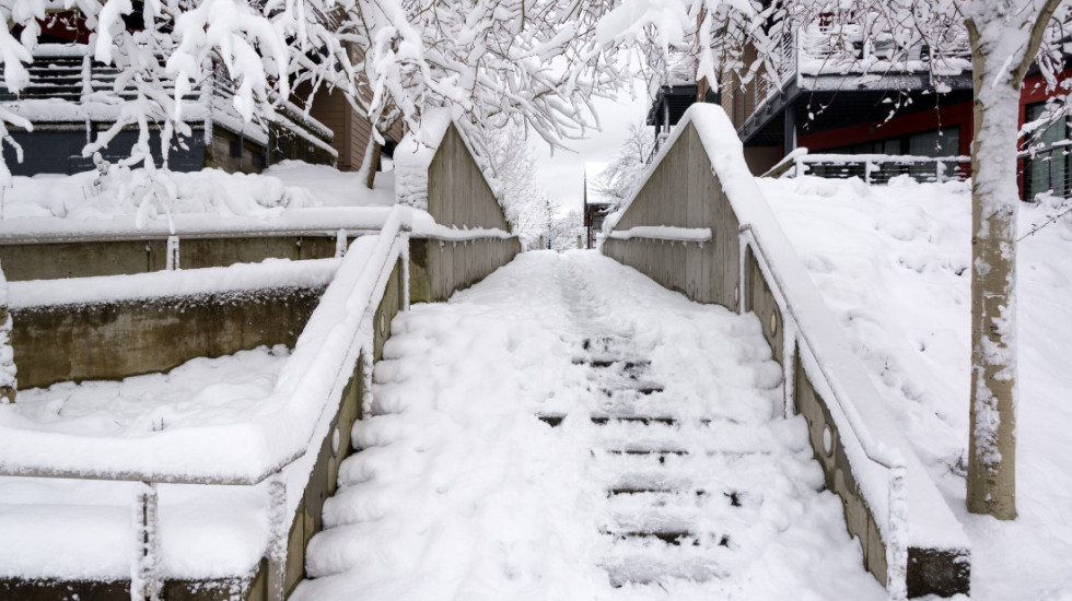 Kako očistiti led sa spoljašnjih stepenica i prilaza kući
