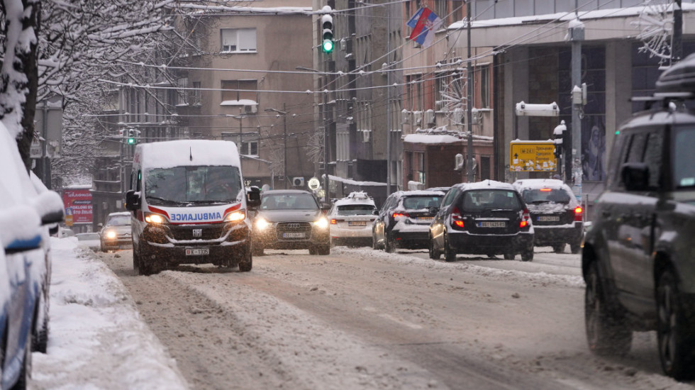 Oprez zbog topljenja snega: Prilazi zimskim centrima prohodni