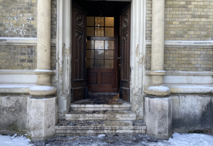 Zapaljena vrata Katedrale u Novom Sadu: Pričinjena materijalna šteta, nema povređenih