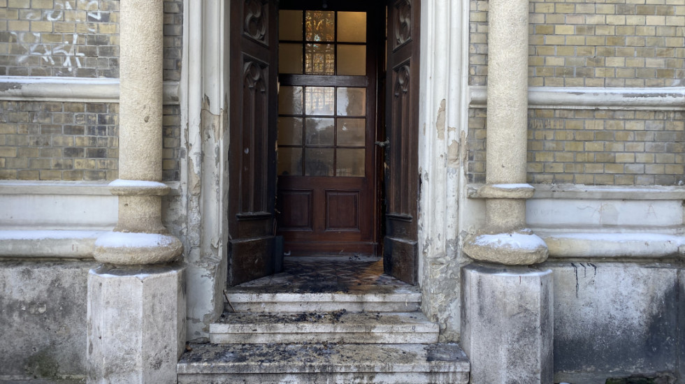 (FOTO) Zapaljena vrata katedrale u Novom Sadu: Pričinjena materijalna šteta, nema povređenih