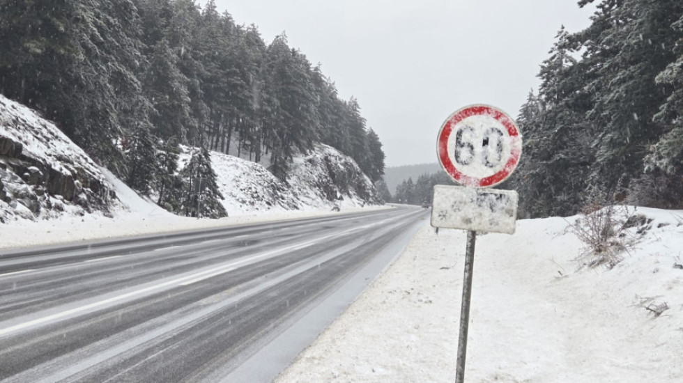 "Putevi Srbije" apeluju na oprez: Moguća ledena kiša tokom noći i u utorak, ne krećite na put bez zimske opreme