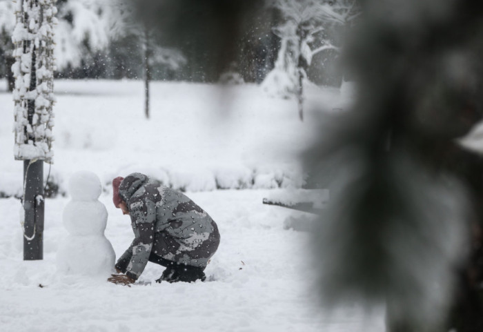 Hladnoća paralisala saobraćaj na severu Evropi: Turisti blokirani u Finskoj, žena se porodila u automobilu u Nenačkoj