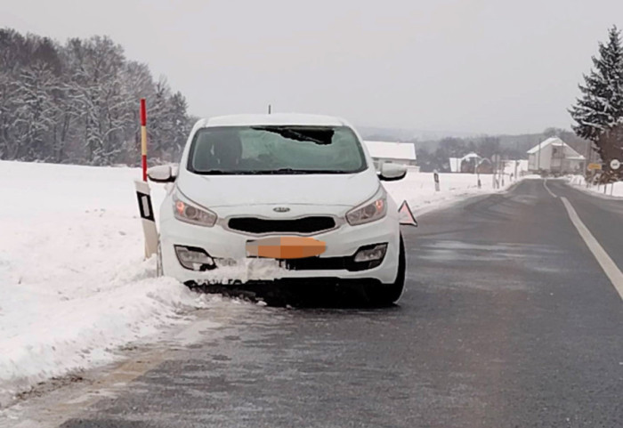 (FOTO) Ledenica pala s kombija, probila šoferšajbnu automobila i pogodila vozača u glavu