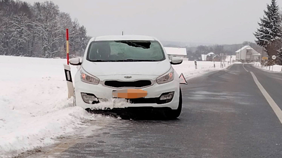 (FOTO) Ledenica pala s kombija, probila šoferšajbnu automobila i pogodila vozača u glavu