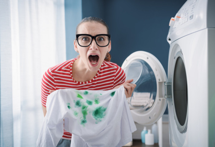 Odeća se obojila tokom pranja: Jednostavni saveti kako možete da uklonite fleke