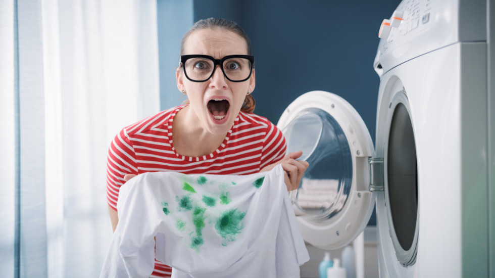 Odeća se obojila tokom pranja: Jednostavni saveti kako možete da uklonite fleke