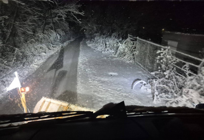 Srbija pod snegom: Saobraćaj otežan na većini putnih pravaca, vanredna situacija u više gradova i opština