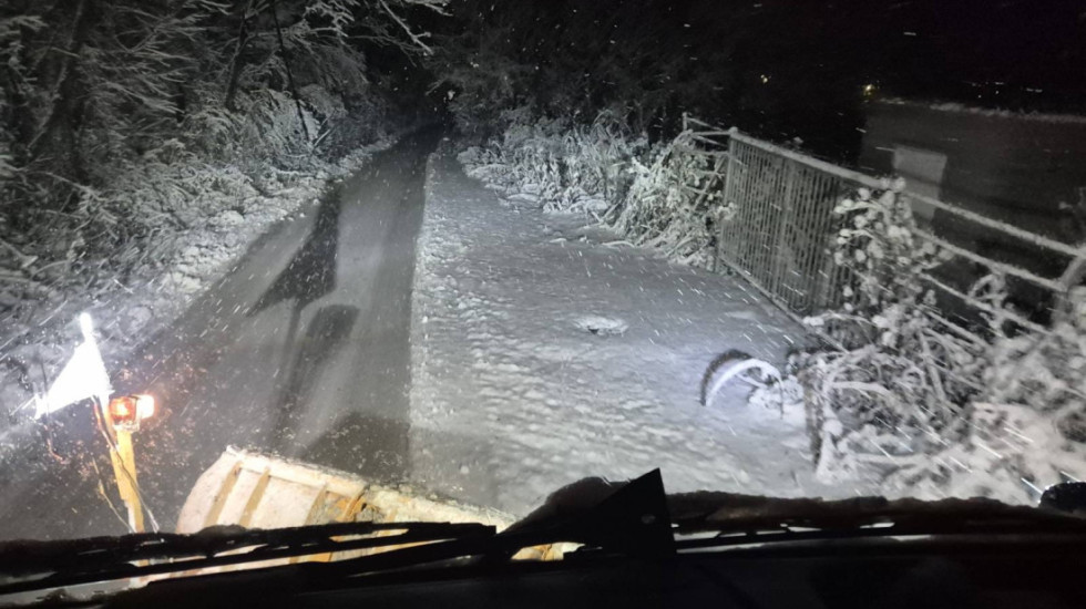 Srbija pod snegom: Saobraćaj otežan na većini putnih pravaca, vanredna situacija u više gradova i opština