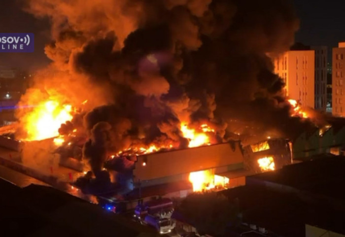 (VIDEO) Veliki požar u Tirani: Gore skladišta, vatra preti da zahvati zgrade, u pomoć vatrogascima pristiže vojska