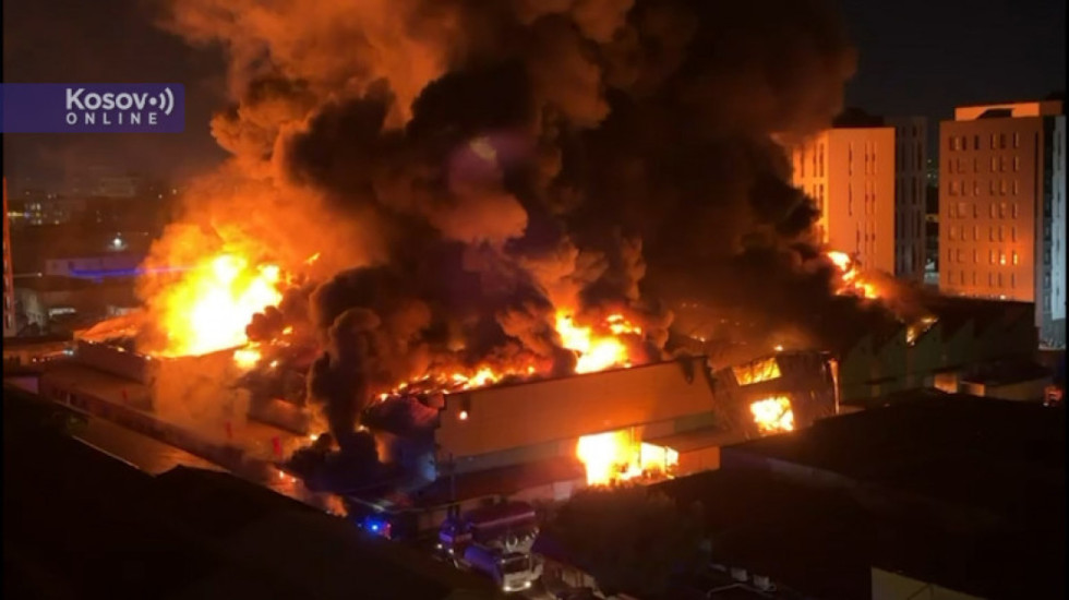 (VIDEO) Veliki požar u Tirani: Gore skladišta, vatra preti da zahvati zgrade, u pomoć vatrogascima pristiže vojska