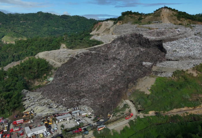 (FOTO) Lavina smeća zatrpala deponiju na Filipinima: Poginula jedna osoba, nestalo 38