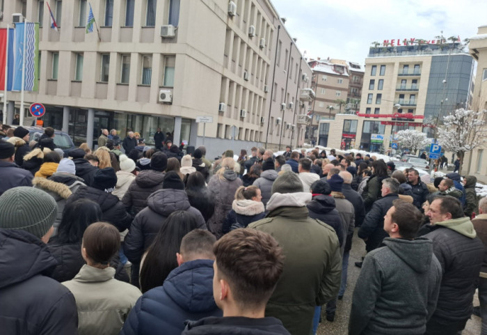 Lozničani protestovali zbog toga što nemaju struju i vodu, gradonačelnica poručila da će problem biti rešen za 72 sata