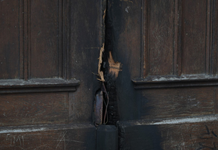 Uhapšena osumnjičena (52) za izazivanje požara na katedrali u Novom Sadu: Benzinom zapalila bočna vrata