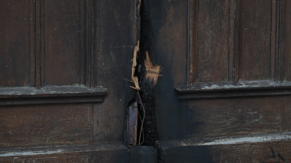 Uhapšena osumnjičena (52) za izazivanje požara na katedrali u Novom Sadu: Benzinom zapalila bočna vrata