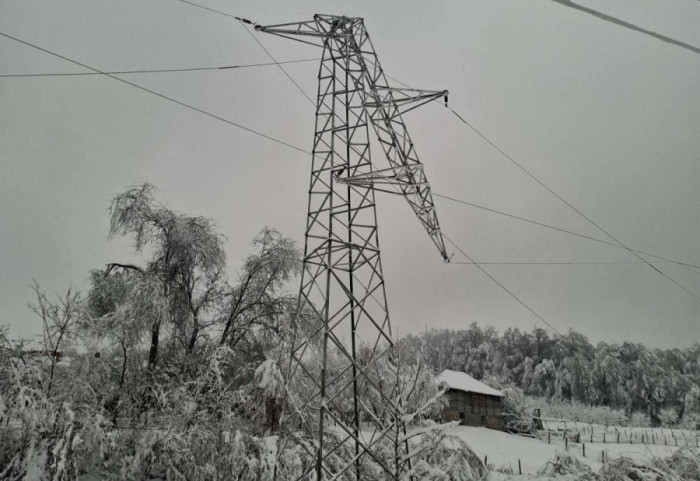 Vanredna situacija u 11 opština i gradova u Srbiji: Cela Ivanjica bez struje, EDS tvrdi da će stići tokom dana