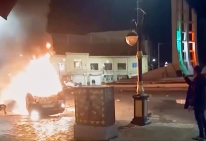 Demonstranti zapalili džamiju i više automobila u Teheranu, vlast tvrdi da je situacija u gradu mirna