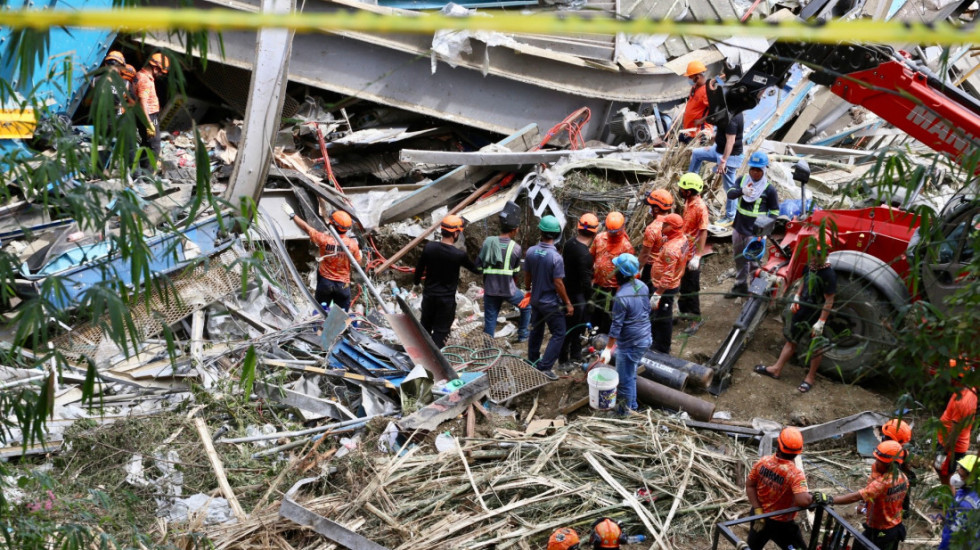 (FOTO) Urušila se deponija na Filipinima: Najmanje četvoro stradalo, za nestalima se traga