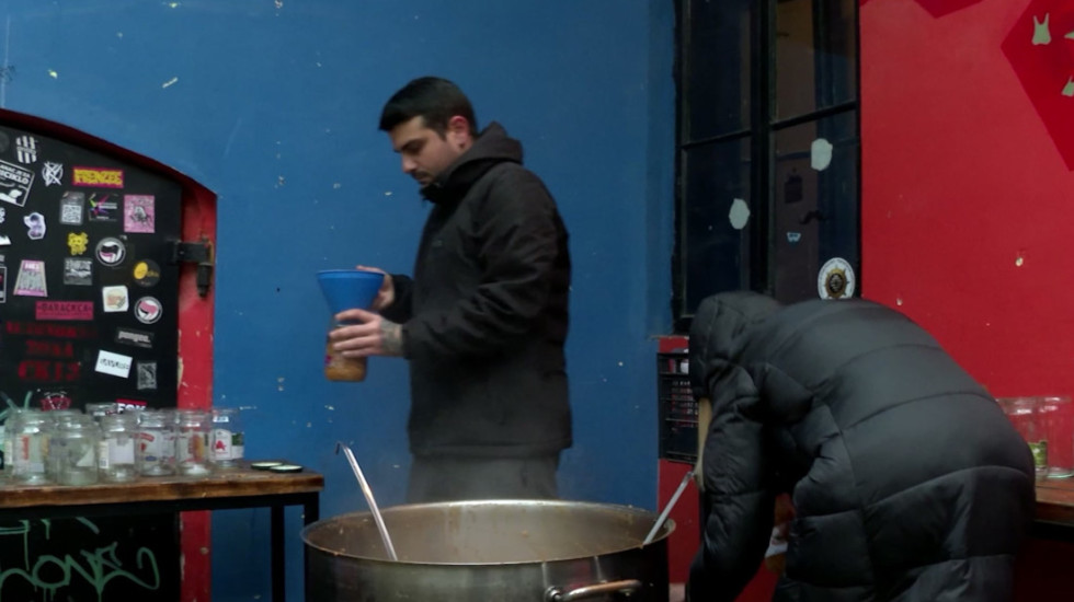 "Kuhinja solidarnosti" radi i tokom praznika: Novosadski volonteri bez pauze spremaju hranu za najugroženije sugrađane