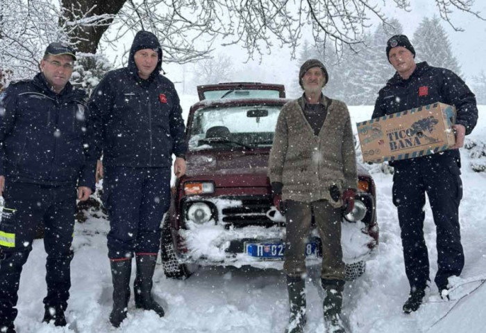 (FOTO) Svi kapaciteti MUP na terenu zbog snega: Obilaze građane u ugroženim područjima, obezbeđeno 19 agregata