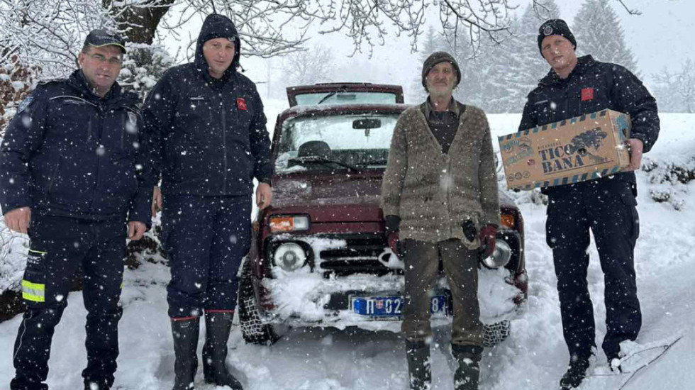 (FOTO) Svi kapaciteti MUP na terenu zbog snega: Obilaze građane u ugroženim područjima, obezbeđeno 19 agregata