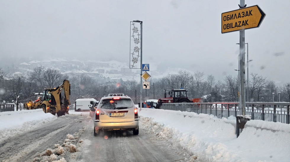 Moguća poledica i magla na putevima: Višesatna čekanja za teretna vozila na graničnim prelazima