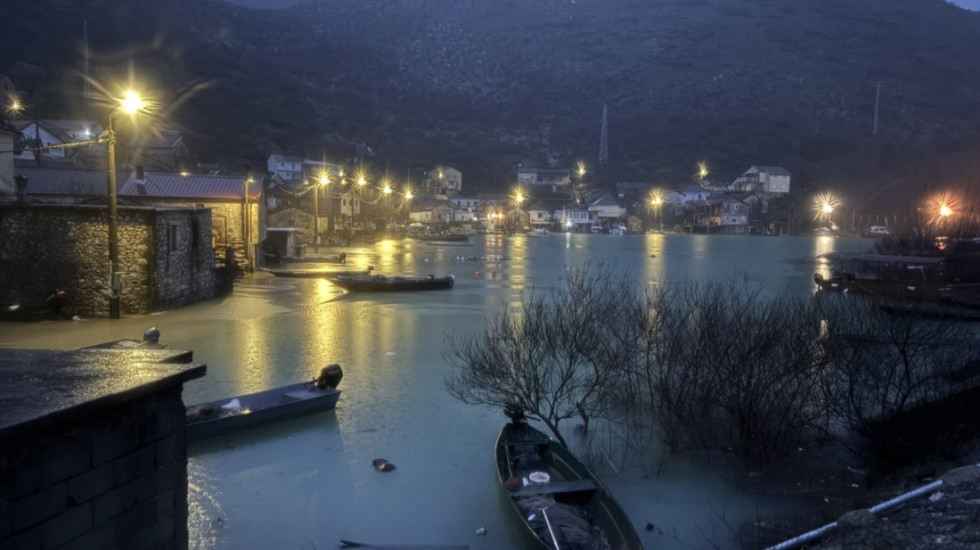 (FOTO) Služba zaštite Nacionalnog parka "Skadarsko jezero" pruža pomoć ugroženim domaćinstvima