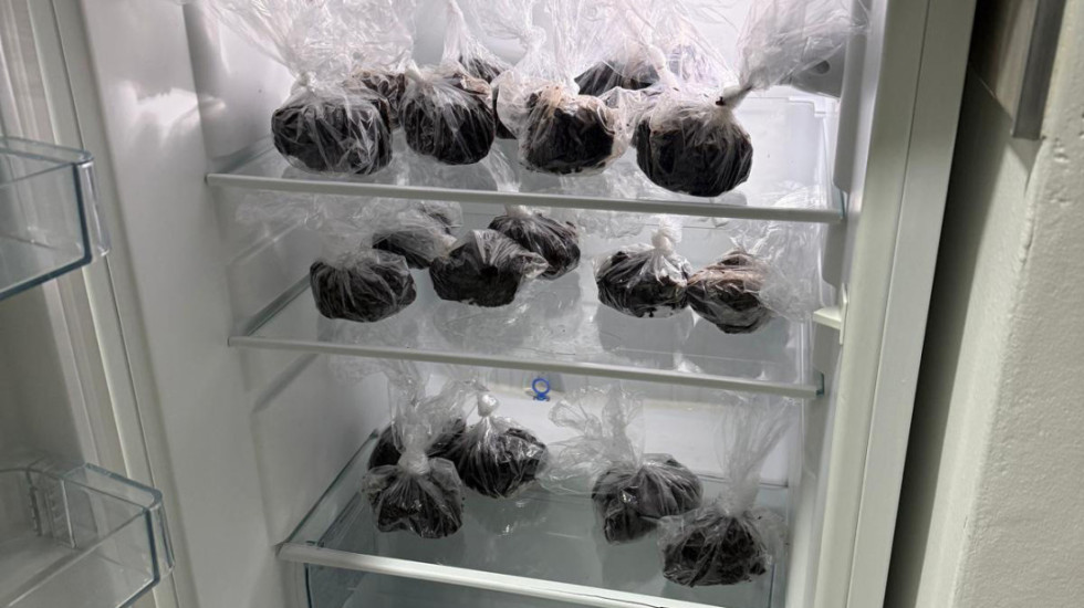 (FOTO) Uhapšeni Novosađani zbog prodaje droge: U frižideru čuvali oko dva kilograma kolača sa marihuanom