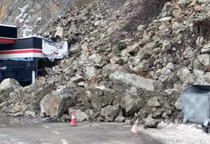 Velika količina kamenja obrušila se na benzinsku pumpu na putu Zvornik-Bijeljina, nema povređenih