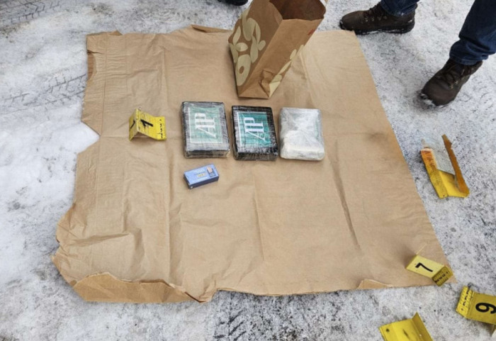 Policija u kolima Beograđana pronašla tri kilograma kokaina i municiju: Uhapšena dvojica muškaraca